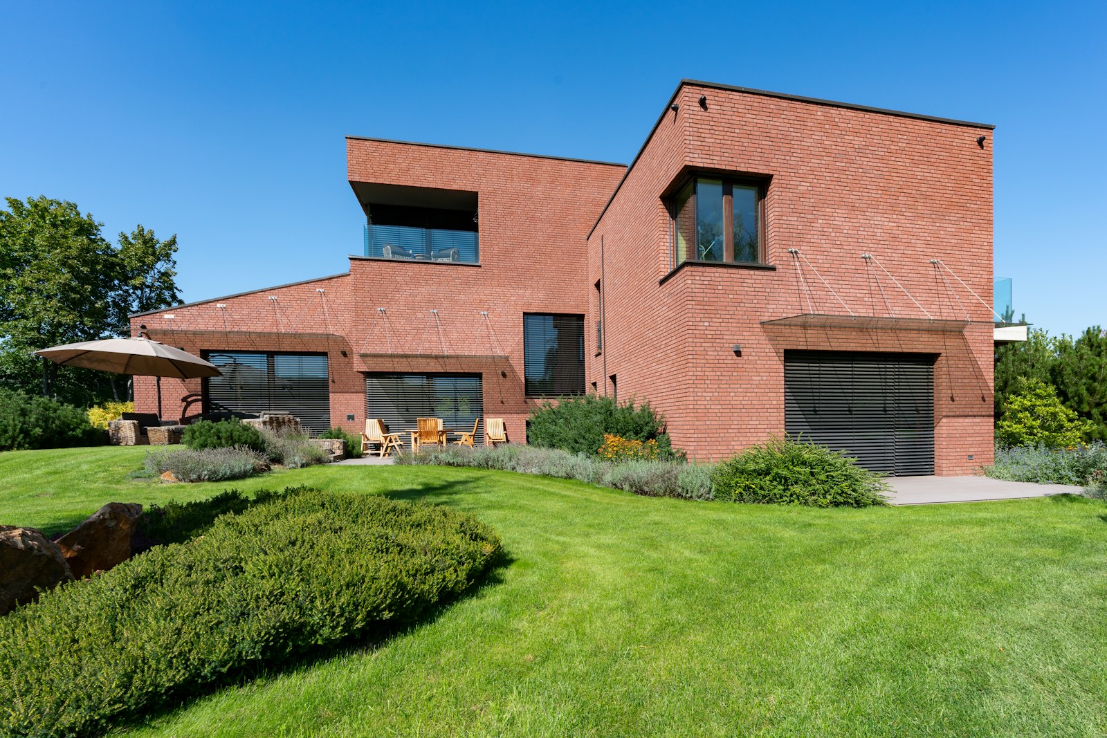 Modernes Backsteinhaus mit Garage und großzügigem Garten