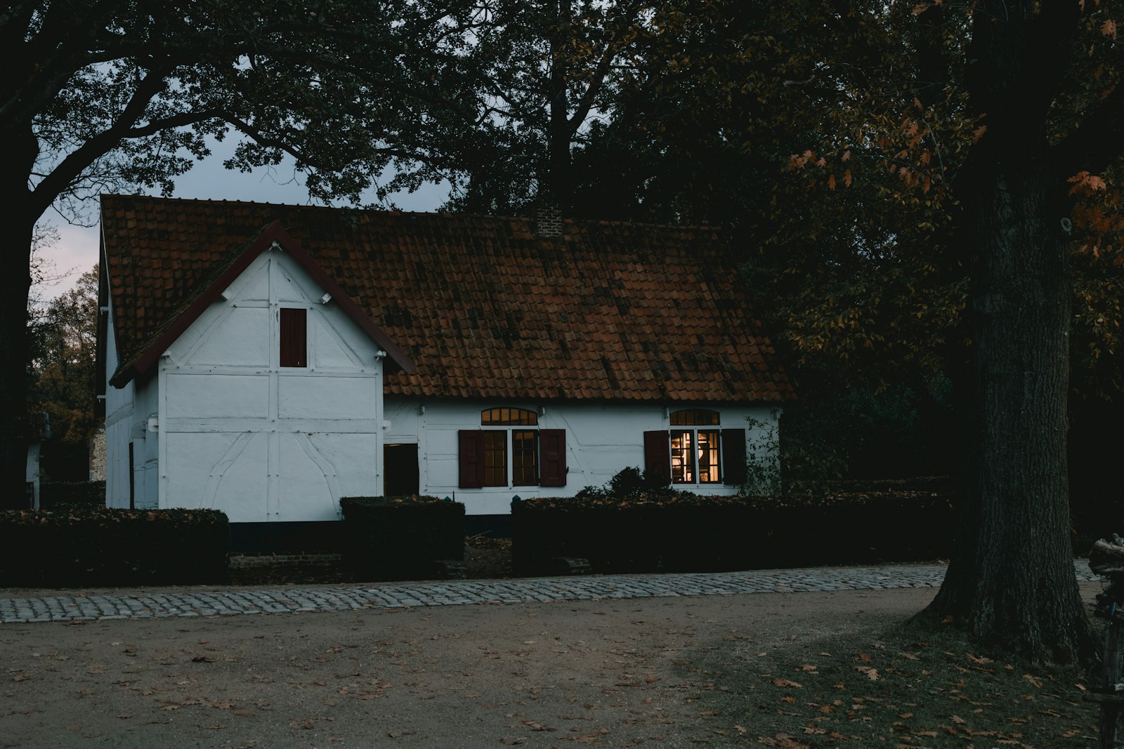 Haus mit roter Eingangstür
